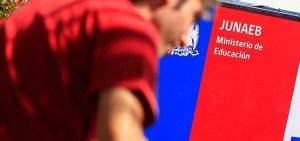 Junaeb explica la imagen de pan casi sin nada en desayuno de liceo que se hizo viral