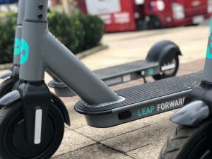 En Valdivia lanzaron scooters para uso público: El 90% de ellos fueron llevados por las personas a sus casas