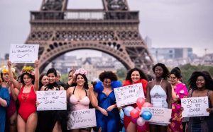 Contra la "dictadura de modistas": Modelos 'plus size' desfilaron frente a la Torre Eiffel