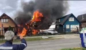 Avioneta cae sobre casa en Puerto Montt y provoca incendio: Intendente confirma seis muertos