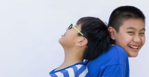 Gran amistad: Niño carga a su amigo discapacitado todos los días para la escuela