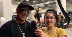 Nervios le pasaron la cuenta a periodista mientras entrevistaba a Daddy Yankee