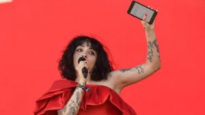 Mon Laferte responde a críticas por el uso de su móvil en cover de Dua Lipa: "Haters déjenme en paz"