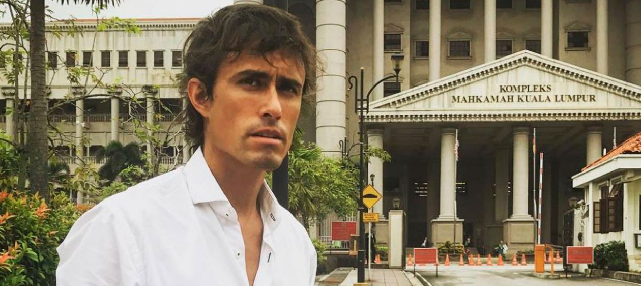 Roberto Cox se llena de críticas tras posar para una foto en destruida ciudad de Irak