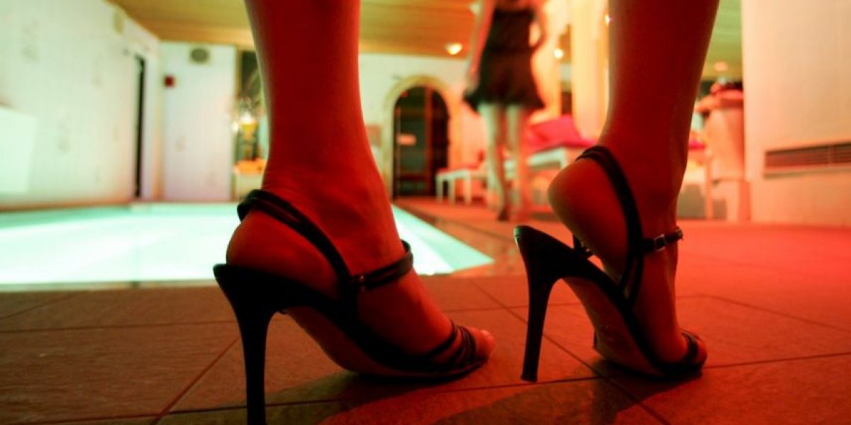 Alcalde de Santiago está a favor de crear un "barrio rojo" en la comuna