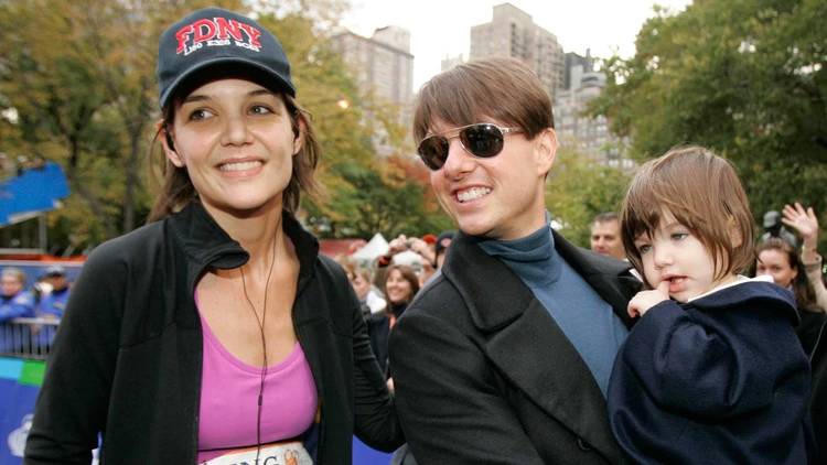 La hija de Tom Cruise y Katie Holmes cumplió 13 años y es el clon de sus padres