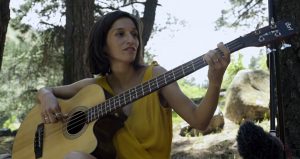 Lorena Capetillo luce su talento musical en programa "Un domingo en Santiago"