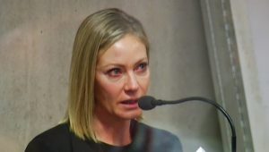 Marcela Vacarezza no aguantó las lágrimas ante su testimonio del portonazo que fue víctima