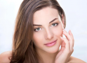 Consigue un cutis de porcelana con este tratamiento de cebolla y miel