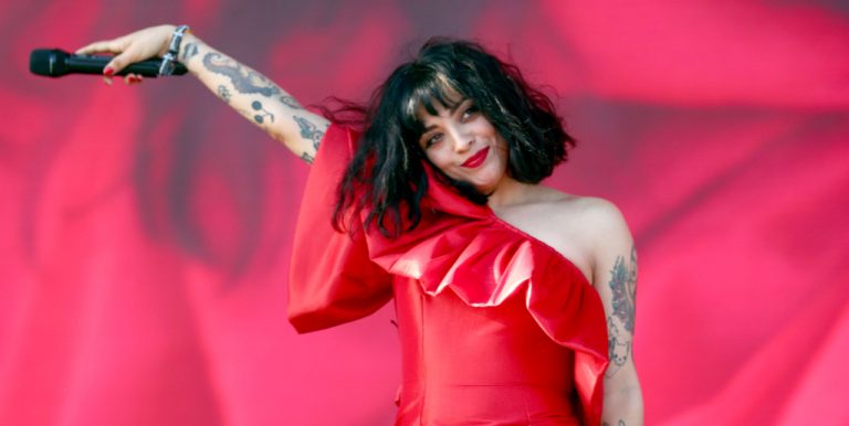 Mon Laferte respondió a quienes la criticaron por cantar con "torpedo"