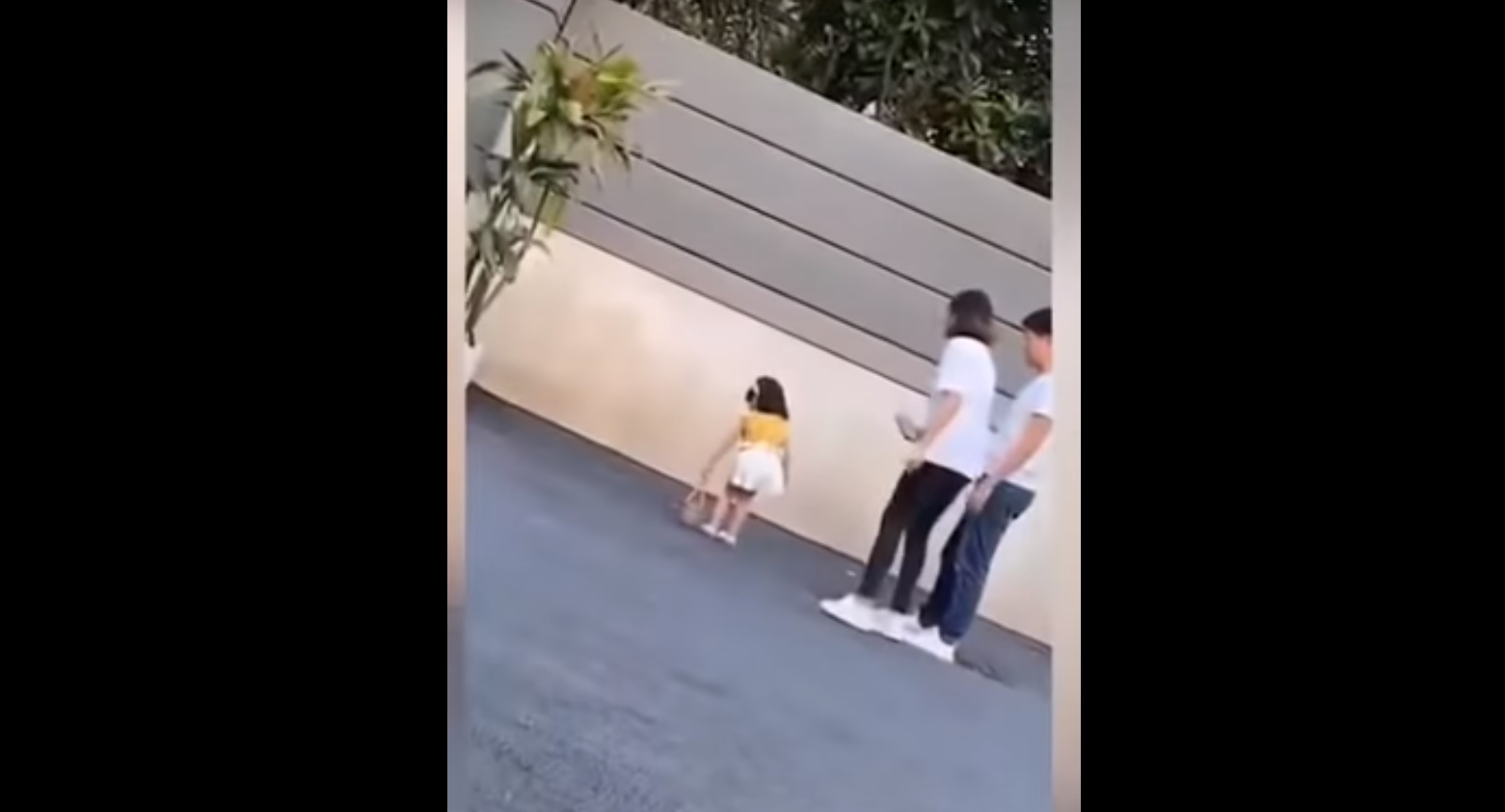 Repudio total: Mujer pateó a su hija de tres años por no posar bien en una foto