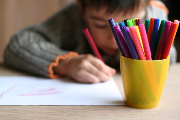 Niño con TEA escribe carta para no ir más a clases de Religión porque el profesor lo molesta