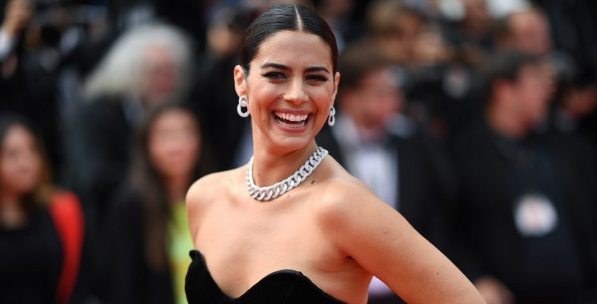 Actriz chilena Lorenza Izzo deslumbró con microvestido en alfombra roja de Cannes