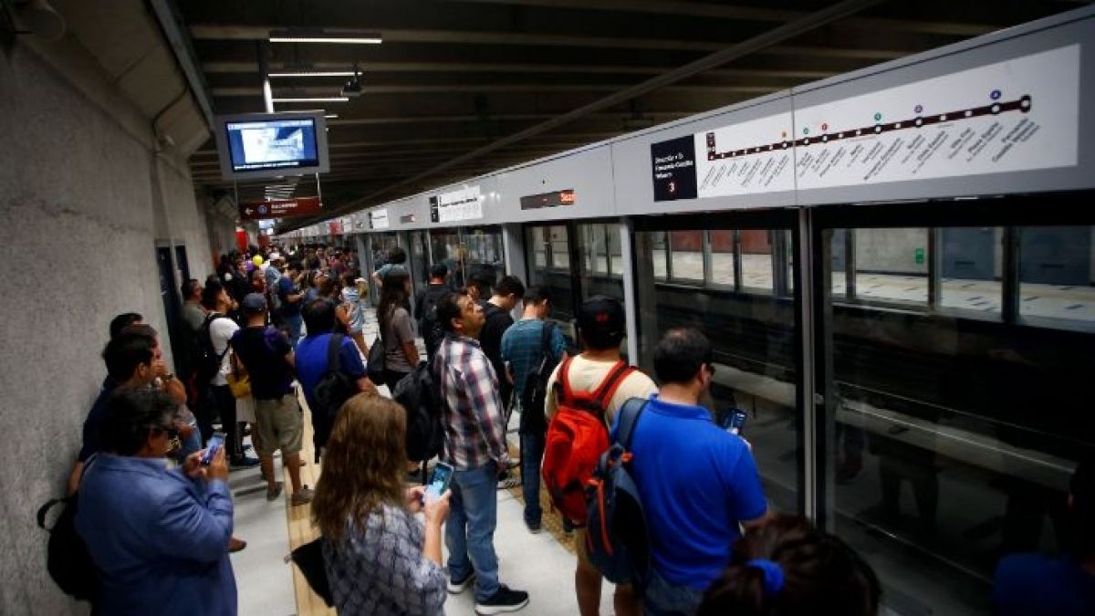 Mujer le pide ayuda a Metro de Santiago a encontrar a desconocido que le robó el corazón