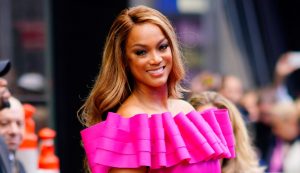 Tyra Banks volvió al modelaje posando para Sports Illustrated después de 22 años de su icónica portada