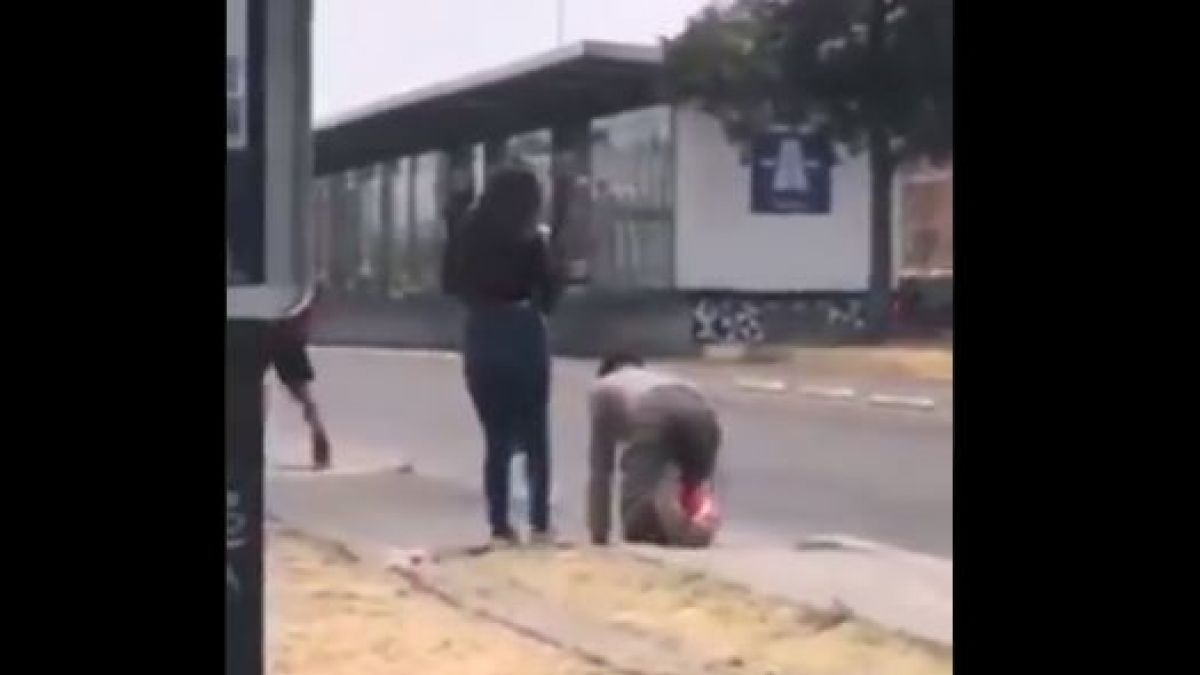 ¿No será mucho? Mujer obligó a su novio a gatear por la calle para perdonar su infidelidad