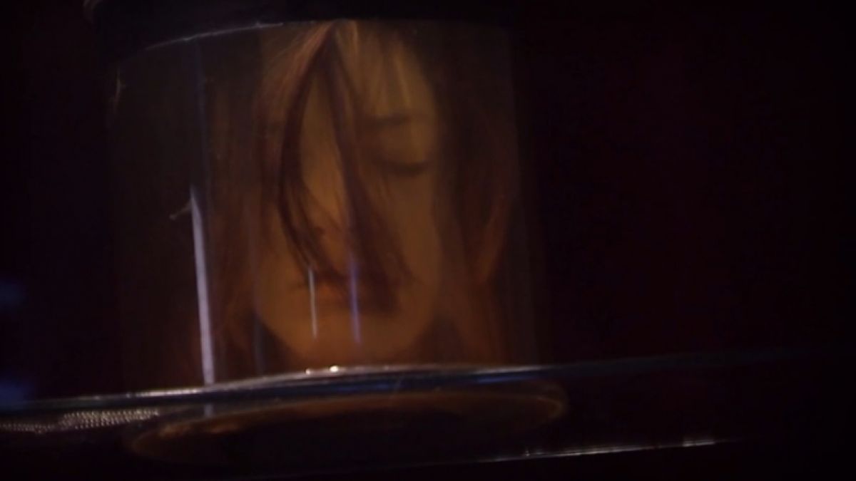 El aterrador homenaje de una fanática a la cabeza de Daniela Solís en "Pacto de sangre"