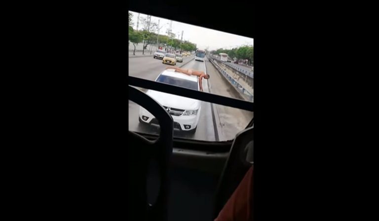 Mujer paseó a su esposo desnudo sobre el techo del auto como castigo tras infidelidad