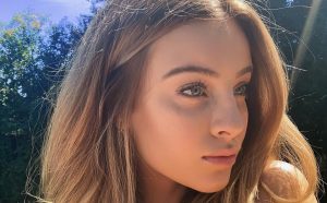 ¡Se aburrió de las críticas! Influencer fue al médico para que certificara que su trasero era real