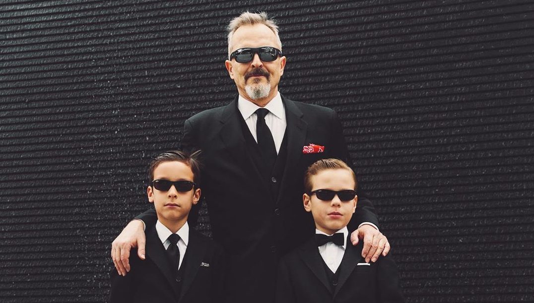 Expareja de Miguel Bosé se refiere a las fotos de sus hijos con falda: "Me da mucha pena"