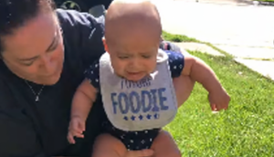 No le gustó: mira la inesperada reacción de este bebé al tocar el pasto por primera vez