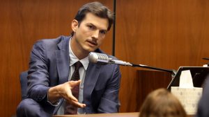 Ashton Kutcher se presentó como testigo en juicio por asesinato de su ex novia