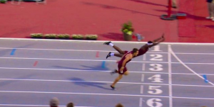 Atleta cruzó la meta 'a lo Superman' y la maniobra se volvió viral