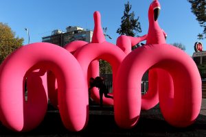 Flamencos rosados y gigantes aparecieron en Plaza Italia y estarán en varios puntos de nuestro país