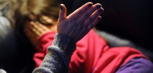 "Quise darles un susto": mujer quemó manos de sus dos nietos por perder $750