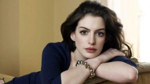 Anne Hathaway cambia de look y vuelve a poner de moda este corte de pelo