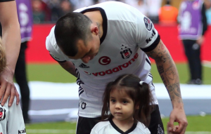 Así de grande está la hija de Gary Medel, quien se lució con la camiseta de "La Roja"