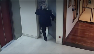 Quedó en evidencia: diputado René Manuel García patea a periodista