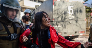 Carabineros dio de baja a funcionaria que agredió a estudiante de fotografía