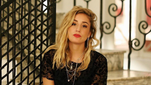 Daniela Castro llegó a evento por primera vez con su nueva pareja