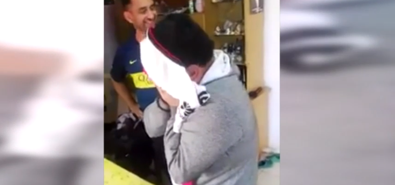 El tierno gesto de un hincha de Boca a su amigo de River que se hizo viral