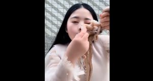 Bloguera china se hizo viral al intentar comerse un pulpo vivo y terminar siendo atacada por él