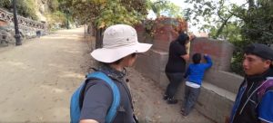 Turista coreano se hace viral al increpar a familia que rayaba el Cerro Santa Lucía