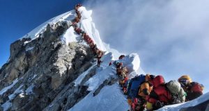 Histórica "fila" para alcanzar la cumbre del monte Everest deja varios alpinistas fallecidos