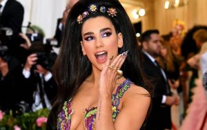 ¿Muy distinta? Dua Lipa se muestra sin maquillaje en la previa al MET Gala