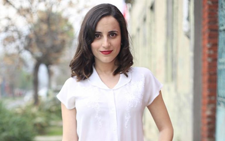 Con mascarilla ante todo: Camila Hirane luce otoñal atuendo para salir a la calle