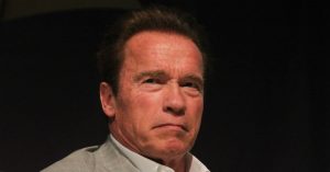 Arnold Schwarzenegger recibe brutal patada en la espalda por parte de un desconocido