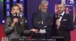La broma de Juan Cristóbal Guarello que sorprendió a Fran García Huidobro en alfombra roja de "Mi amigo Alexis"