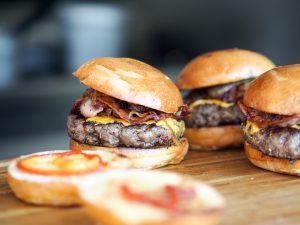 ¡Celebra el Día de la Hamburguesa en uno de estos grandes locales de Santiago!