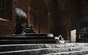 Fanático de 'Game of Thrones' se volvió viral al crear un trono de hierro para su gato
