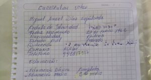Mujer le hizo currículum a mano a su esposo tras quedarse sin trabajo y se hizo viral