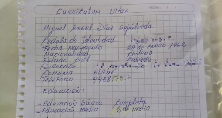 Mujer le hizo currículum a mano a su esposo tras quedarse sin trabajo y se hizo viral