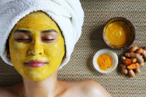 ¿Quieres una tez rejuvenecida y libre de impurezas? Usa esta mascarilla de cúrcuma, miel y limón