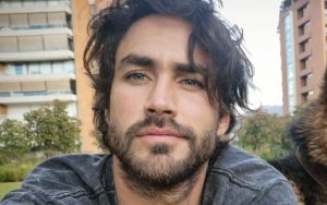 Matías Assler vuelve a las pantallas en la nueva teleserie vespertina de Canal 13