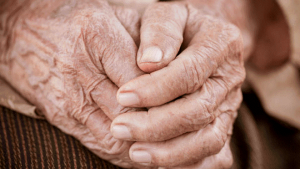 Mujer de 98 años que fue encontrada con el cadáver de su hijo después de 5 días volvió a ser abandonada