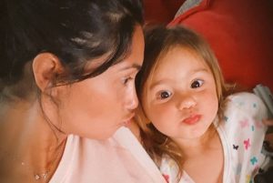 La "broma" que le hizo Pamela Díaz a su pequeña hija con el maquillaje
